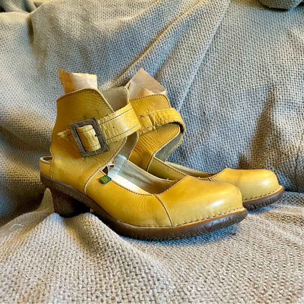 El Naturalista Leather Ankle Sandals